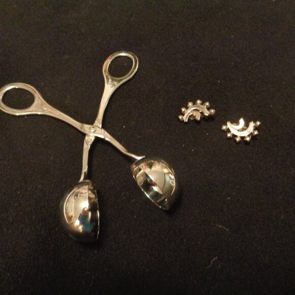 VINTAGE SILVERTONE MODERNIST SCOOP TONGS & CLIPBACK SCANDI EARINGS LOT - Picture 1 of 2